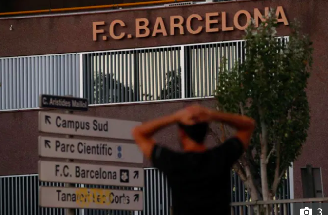Fan Barca thức trắng đêm, buồn bã ngồi ngoài sân Camp Nou ngóng tin Messi - Ảnh 5.