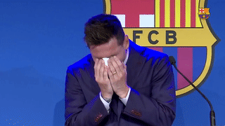 Messi khóc nức nở ngay khi bước vào buổi họp báo chia tay Barcelona - Ảnh 4.