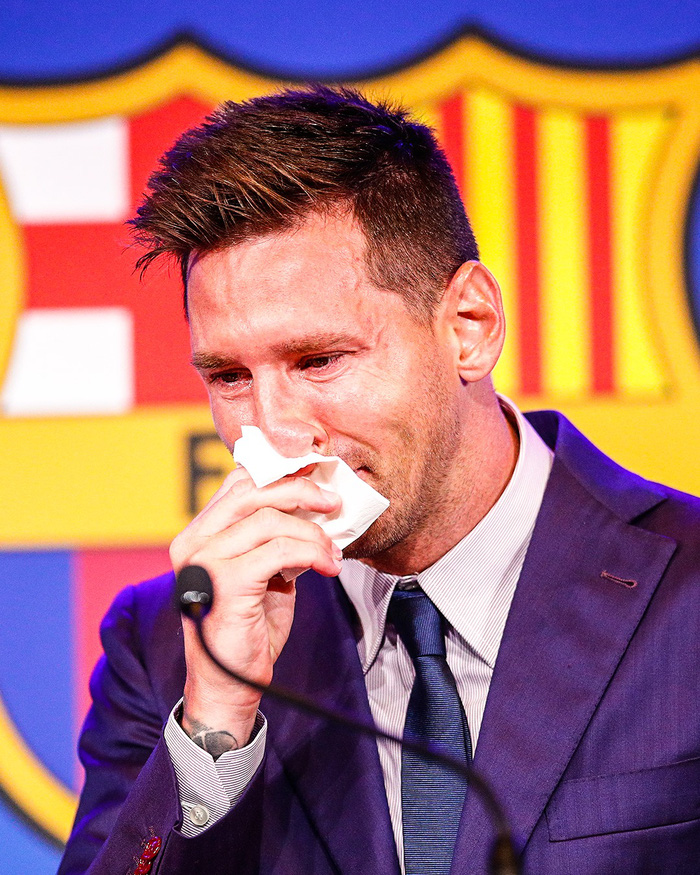 Messi khóc nức nở ngay khi bước vào buổi họp báo chia tay Barcelona - Ảnh 2.