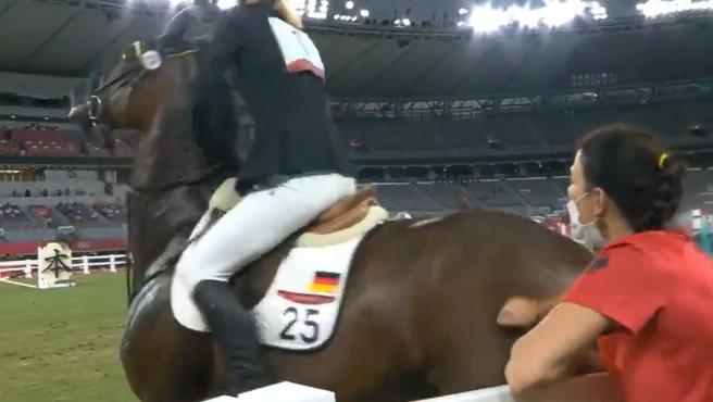 Chuyện giờ mới kể tại Olympic: HLV bị cấm làm nhiệm vụ vì hành hung ngựa của ban tổ chức - Ảnh 2.