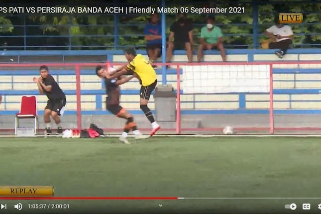 Vung chân phá bóng, cầu thủ Indonesia gây phẫn nộ khi đạp thẳng vào mặt đồng nghiệp - Ảnh 1.