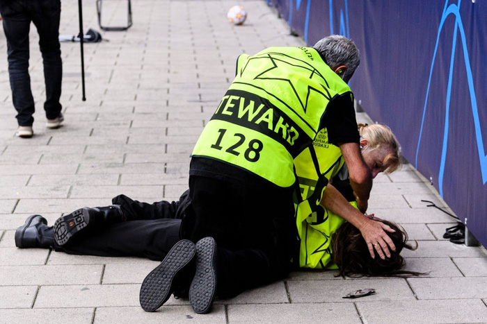 Nhân viên an ninh được tặng áo số 7 huyền thoại sau khi bị Ronaldo đá bóng trúng đầu - Ảnh 5.