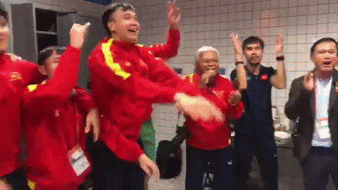 ĐT futsal Việt Nam nhảy múa ăn mừng cực sung trong phòng thay đồ sau khi giành vé vào vòng 16 đội World Cup 2021 - Ảnh 2.
