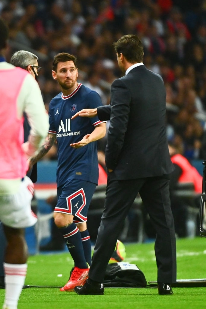 Messi bực bội không buồn chạm tay với HLV Pochettino vì bị thay ra - Ảnh 3.