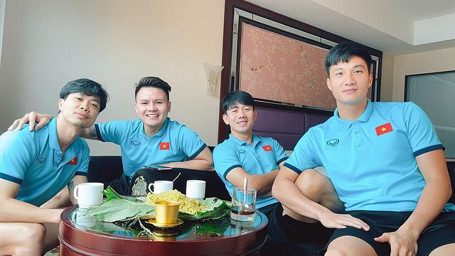 &quot;Tổ cãi cùn&quot; đội tuyển Việt Nam họp mặt bên ly cafe sáng, thưởng thức cốm khi Hà Nội vào thu - Ảnh 1.