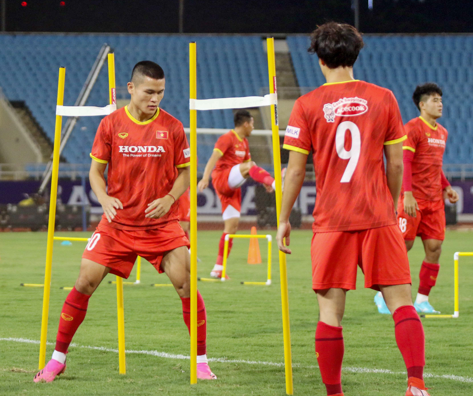 Tuyển Việt Nam về tập luyện ở sân đấu bất bại suốt 5 năm qua - Ảnh 6.