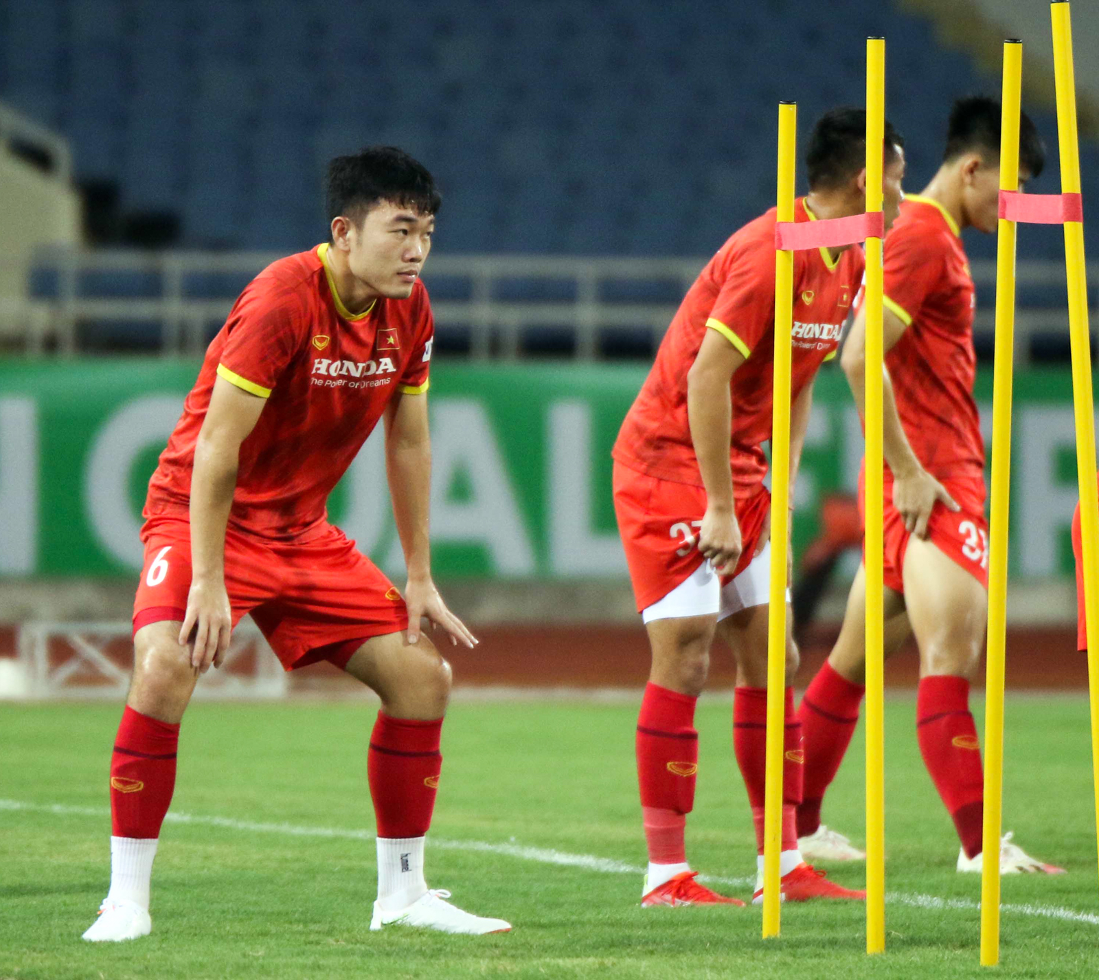 Tuyển Việt Nam về tập luyện ở sân đấu bất bại suốt 5 năm qua - Ảnh 6.