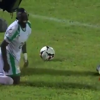 Cúp châu Phi 2021: Bị xoạc sau, cầu thủ Senegal lăn lộn rồi chớp thời cơ chơi đòn hiểm với đối thủ - Ảnh 3.