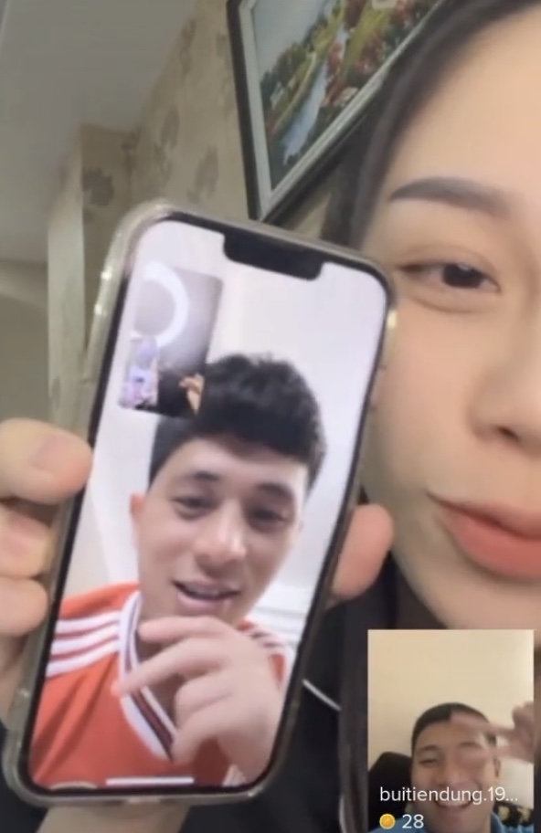 Tiến Dũng livestream với vợ, gọi bạn gái của Đình Trọng là thủ môn - Ảnh 1.