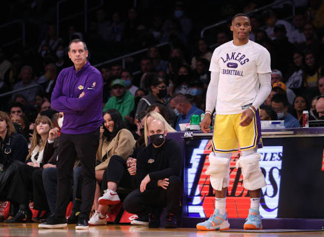 Ngồi dự bị ở hiệp 4, Russell Westbrook nhận đòn &quot;cảnh cáo&quot; của Los Angeles Lakers? - Ảnh 5.