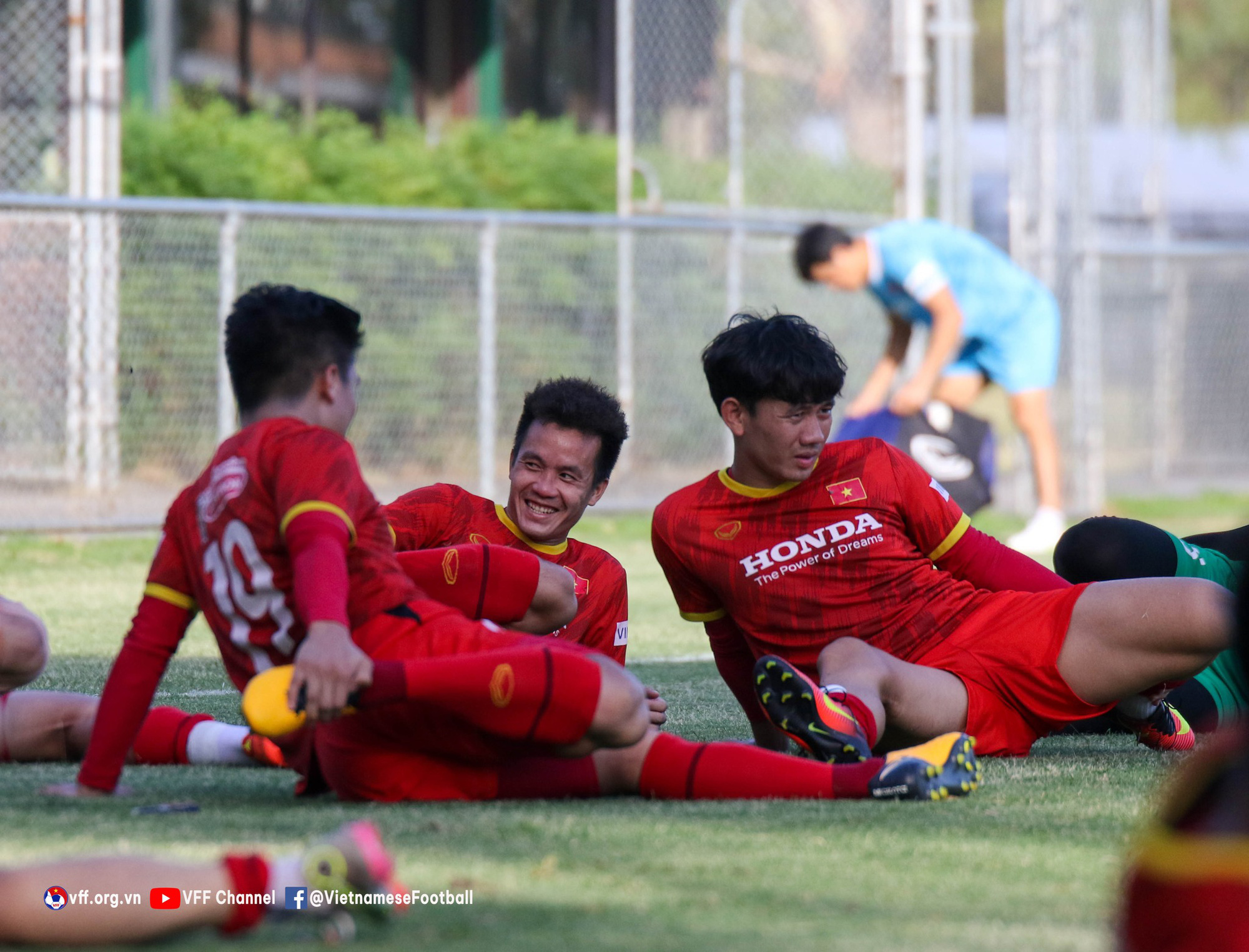 Thành Chung, Tô Văn Vũ cười tít mắt sau buổi thi đấu đối kháng của tuyển Việt Nam - Ảnh 1.