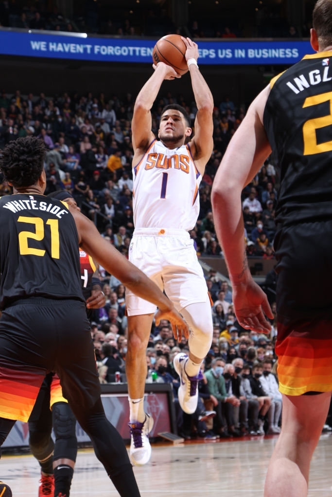 Devin Booker bùng nổ nhằm tri ân Kobe Bryant, đưa Phoenix Suns tới thắng lợi thứ 8 liên tiếp - Ảnh 1.