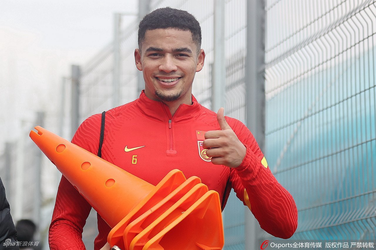 Tuyển Trung Quốc sắp "thay máu" hàng loạt, chiêu mộ cựu cầu thủ Man City vào ban huấn luyện để chuẩn bị làm khách của tuyển Việt Nam - Ảnh 1.