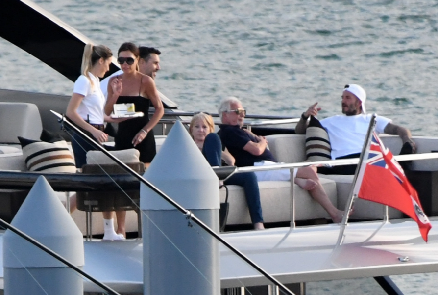 Beckham tậu du thuyền xịn xò, thưởng ngay cho gia đình chuyến du ngoạn biển - Ảnh 2.