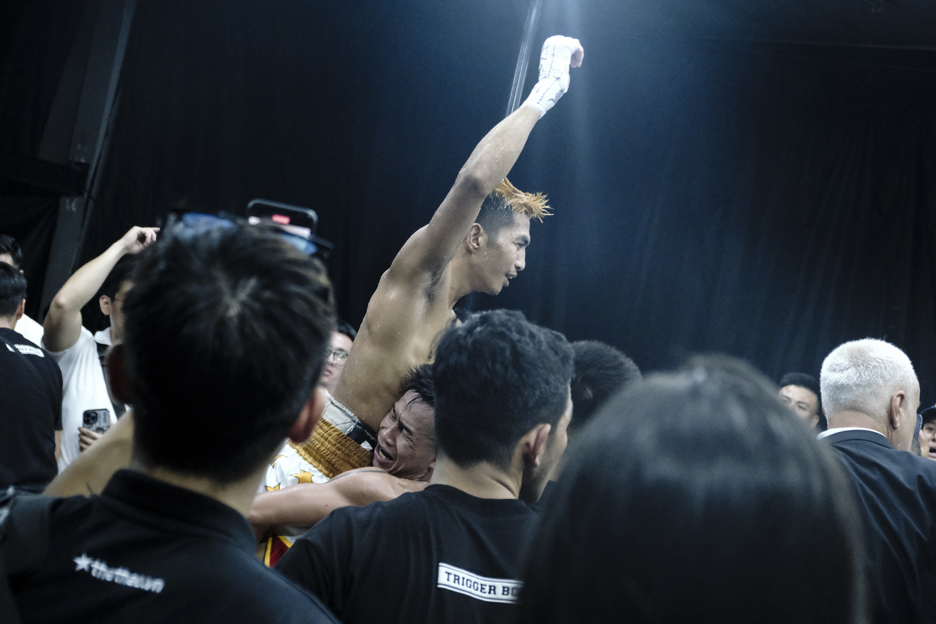 Trần Văn Thảo rơi nước mắt sau khi giành đai IBA, công khai muốn đấu võ sĩ số 1 thế giới - Ảnh 6.