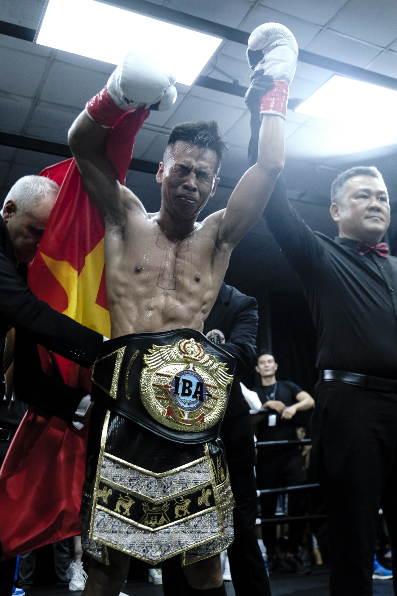 Trần Văn Thảo rơi nước mắt sau khi giành đai IBA, công khai muốn đấu võ sĩ số 1 thế giới - Ảnh 7.