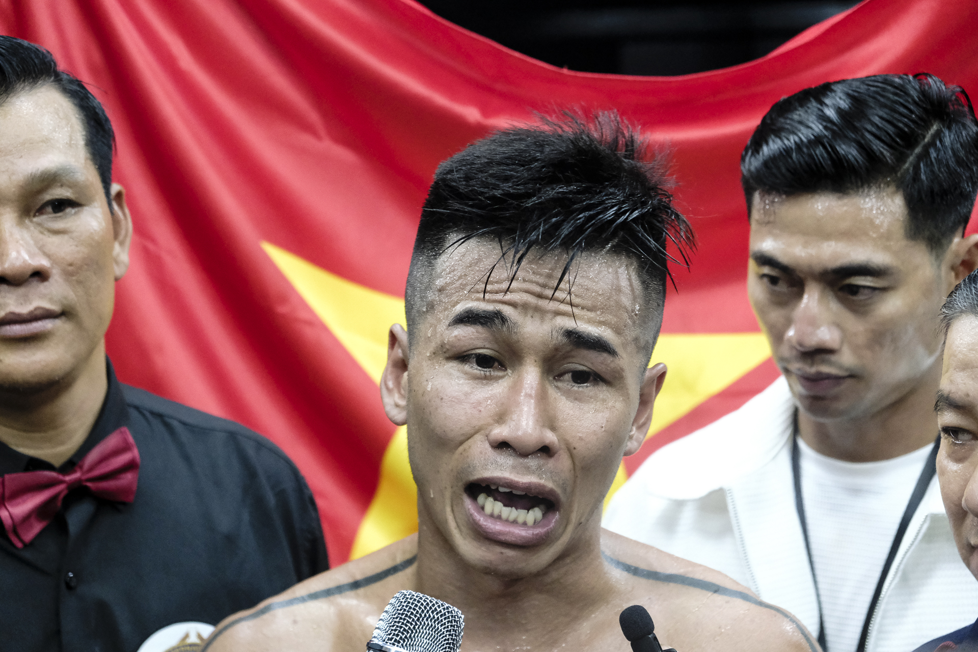 Trần Văn Thảo rơi nước mắt sau khi giành đai IBA, công khai muốn đấu võ sĩ số 1 thế giới - Ảnh 8.