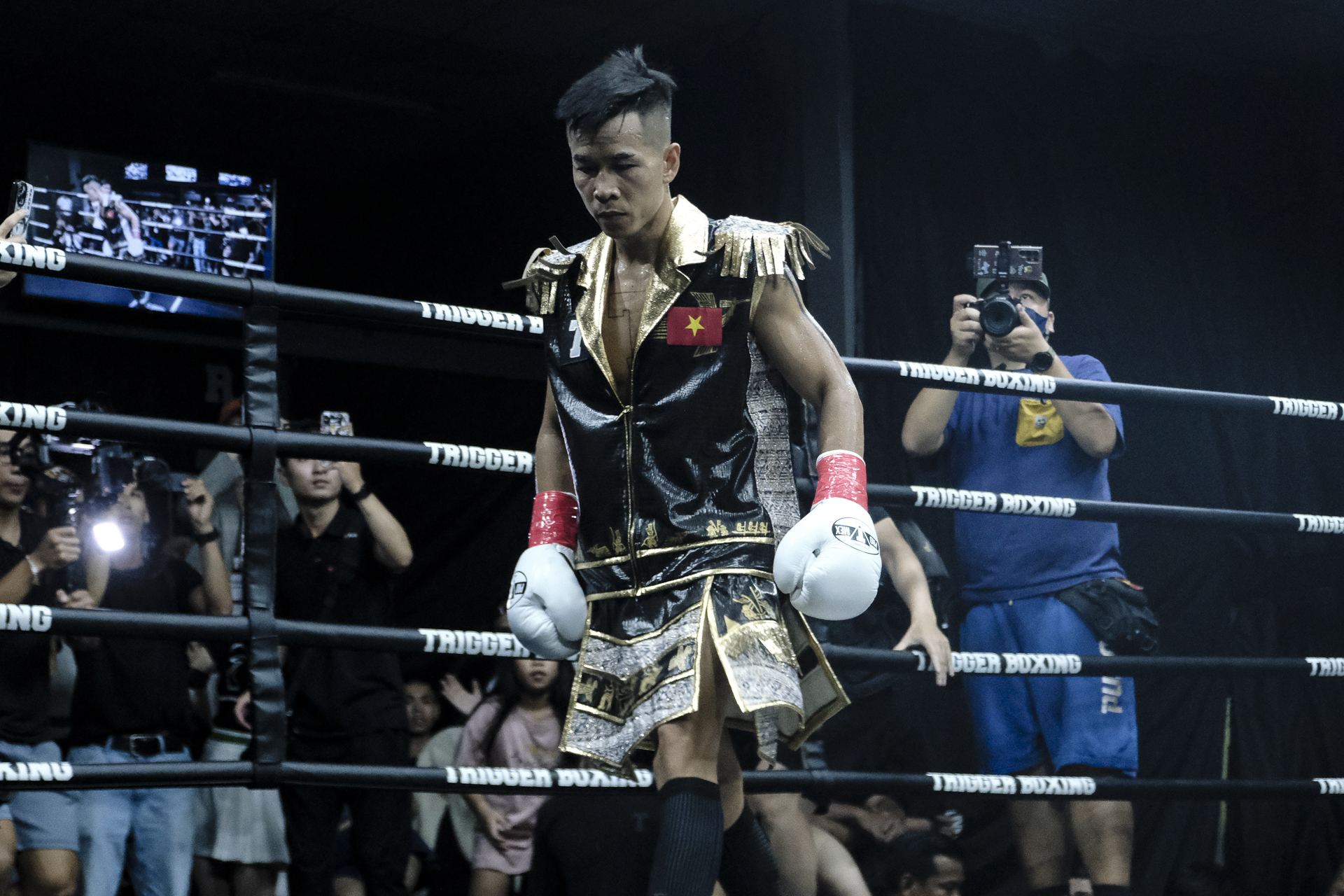 Trần Văn Thảo rơi nước mắt sau khi giành đai IBA, công khai muốn đấu võ sĩ số 1 thế giới - Ảnh 1.