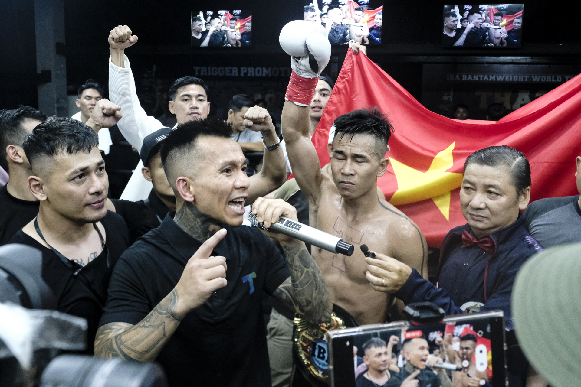 Trần Văn Thảo rơi nước mắt sau khi giành đai IBA, công khai muốn đấu võ sĩ số 1 thế giới - Ảnh 9.