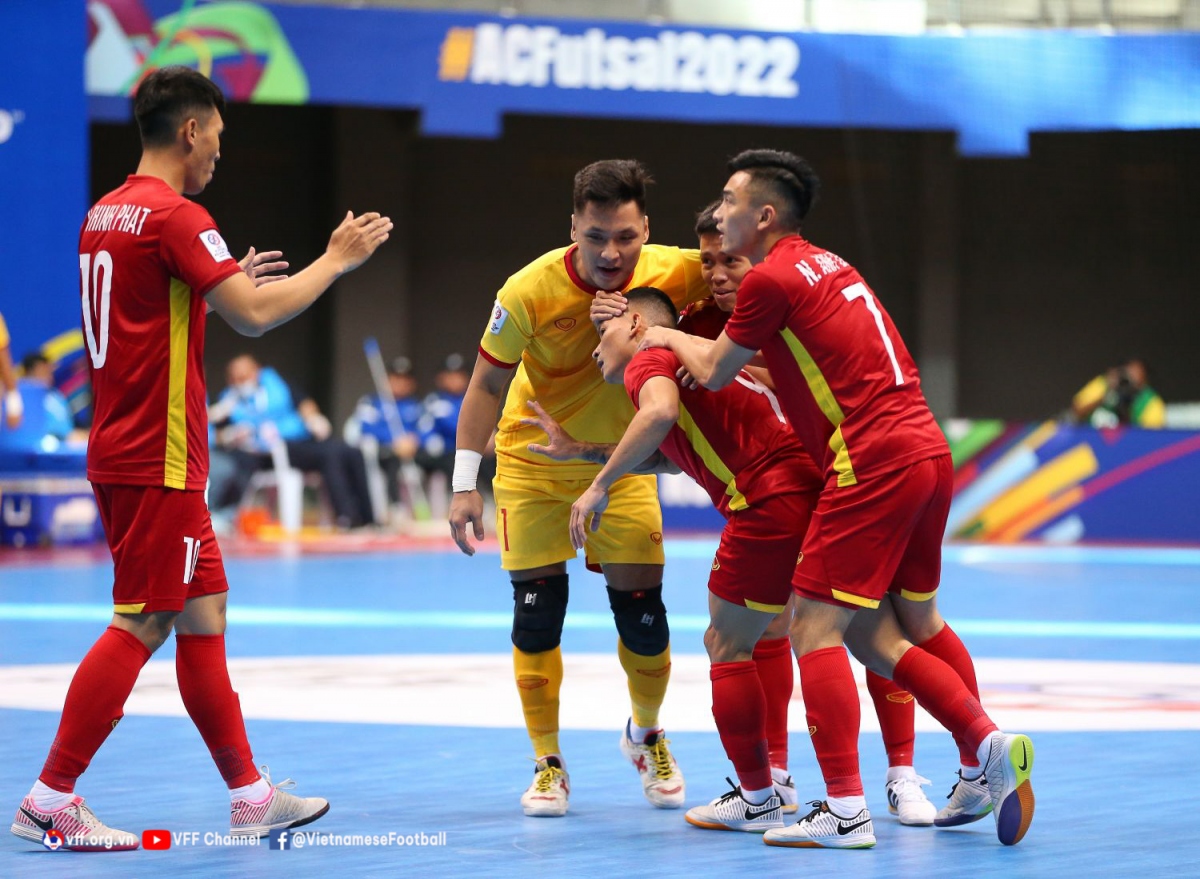 ĐT Futsal Việt Nam tiến sát tứ kết giải châu Á: Phía trước là lịch sử - Ảnh 1.