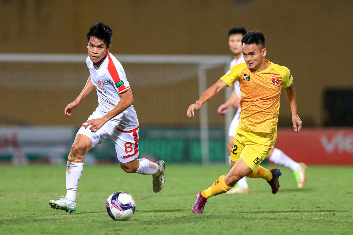 Sau vòng 18 V-League 2022: Hà Nội FC nhận quà từ các đối thủ - Ảnh 1.
