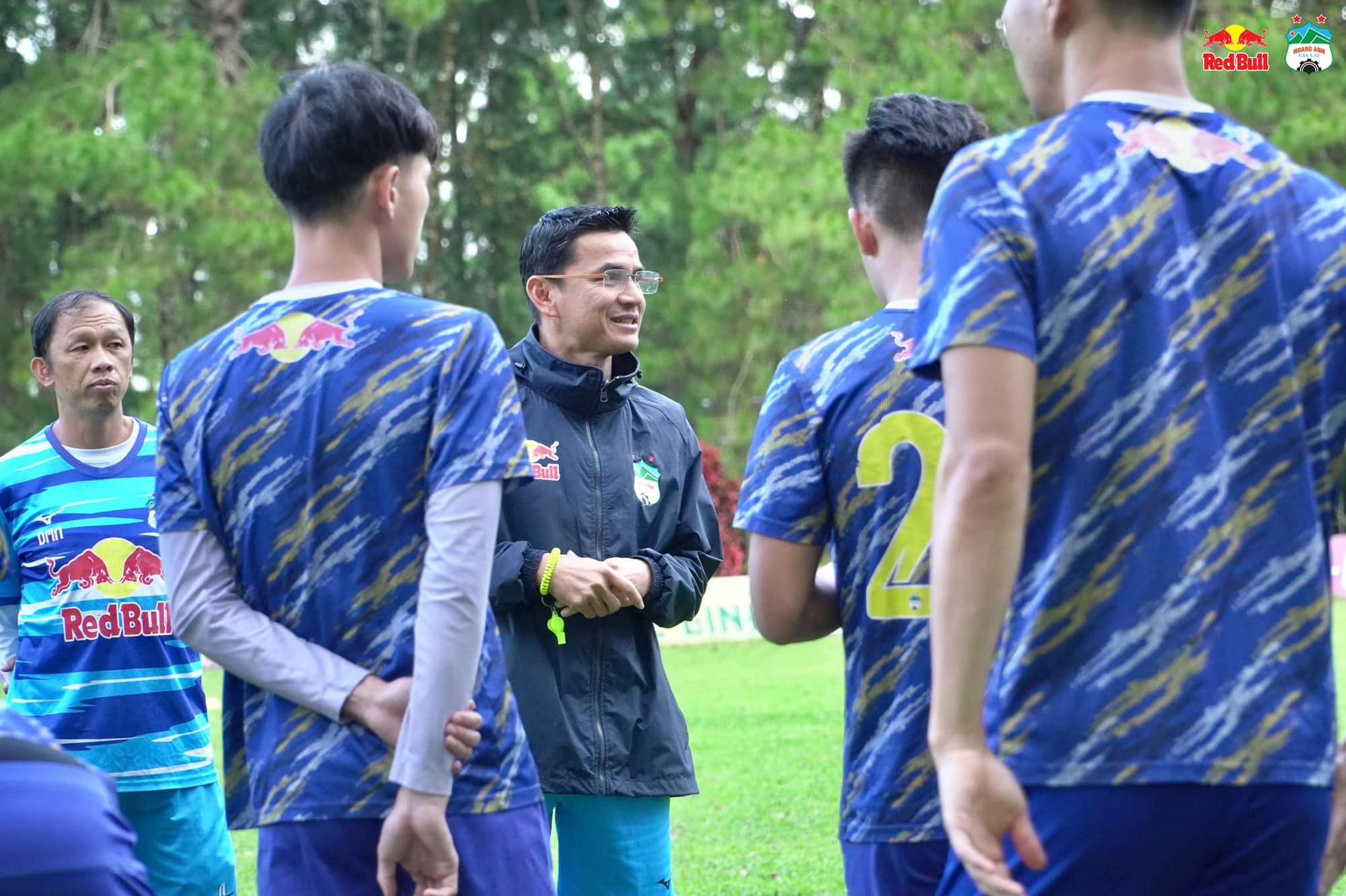 HLV Kiatisuk từ chối đội tuyển Thái Lan để gắn bó với HAGL? - Ảnh 1.