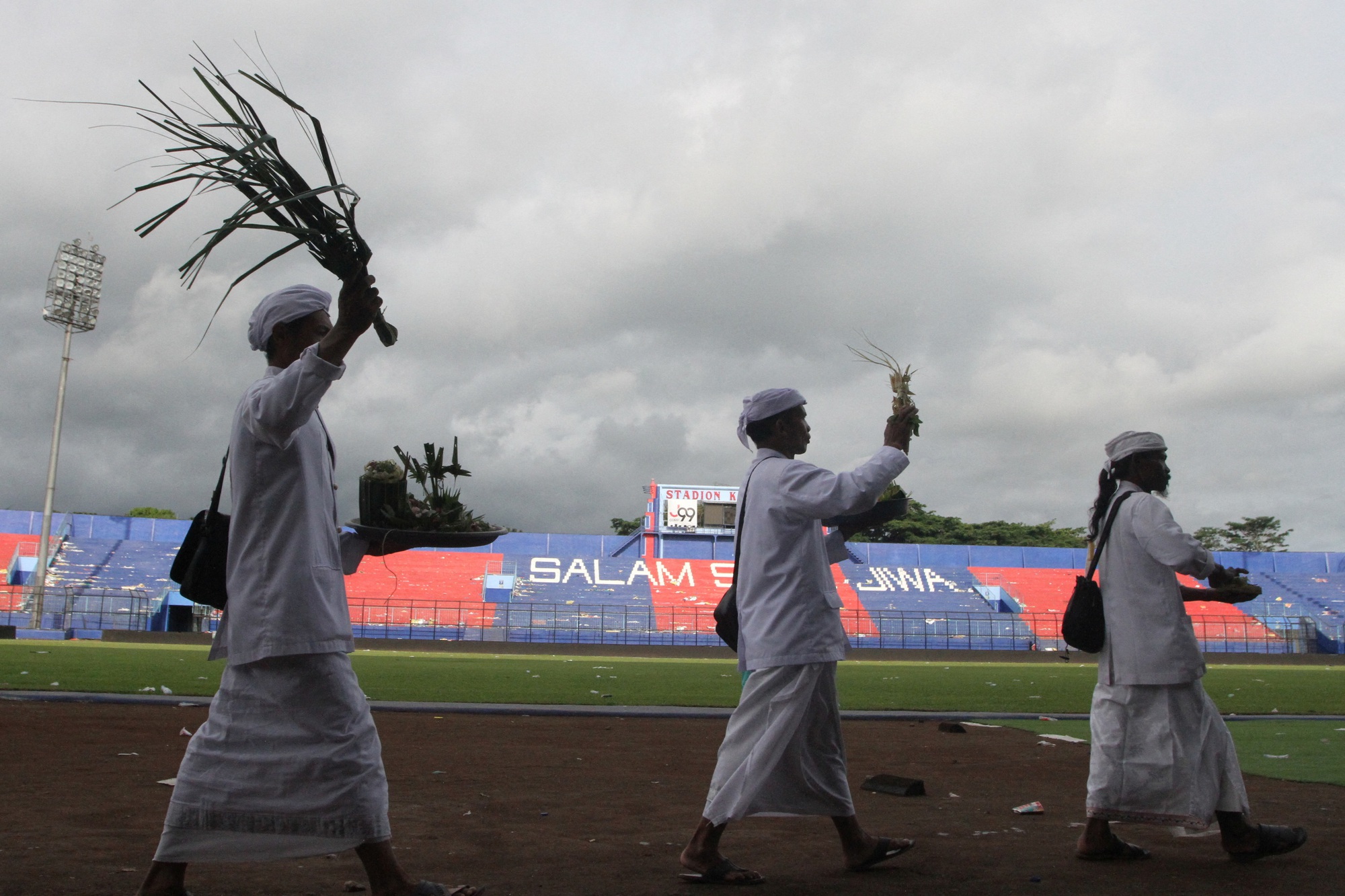 Indonesia sẽ phá bỏ sân vận động xảy ra thảm họa giẫm đạp chết người để xây mới - Ảnh 1.