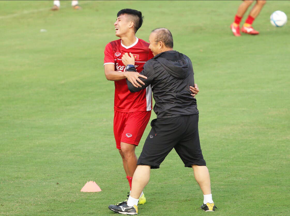 Bùi Tiến Dũng: 'Thầy Park nghiêm khắc trong công việc nhưng gần gũi ngoài đời' - Ảnh 1.