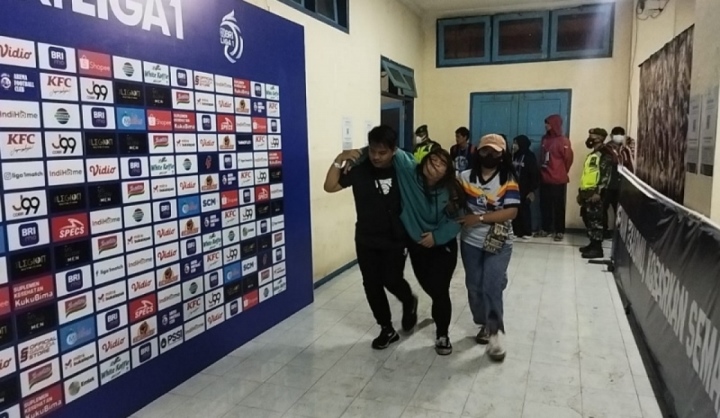 Cảnh hỗn loạn ở sân bóng Indonesia khiến 127 người thiệt mạng - Ảnh 6.
