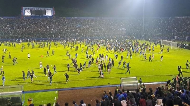 Cảnh hỗn loạn ở sân bóng Indonesia khiến 127 người thiệt mạng - Ảnh 1.