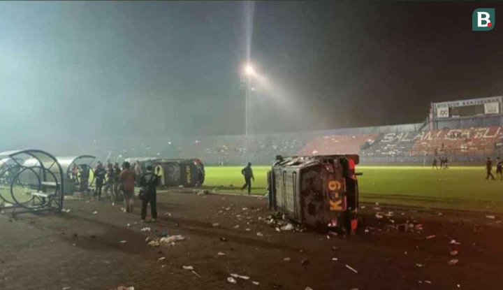 Cảnh hỗn loạn ở sân bóng Indonesia khiến 127 người thiệt mạng - Ảnh 3.