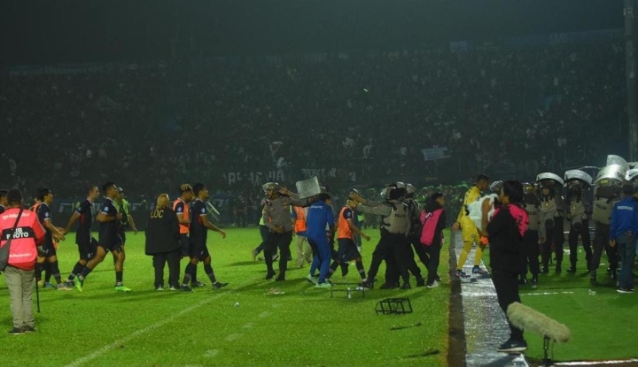 Cảnh hỗn loạn ở sân bóng Indonesia khiến 127 người thiệt mạng - Ảnh 4.