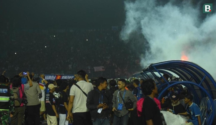 Cảnh hỗn loạn ở sân bóng Indonesia khiến 127 người thiệt mạng - Ảnh 5.