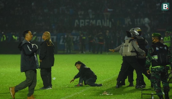 Cảnh hỗn loạn ở sân bóng Indonesia khiến 127 người thiệt mạng - Ảnh 7.