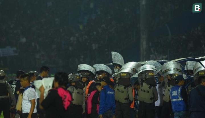 Cảnh hỗn loạn ở sân bóng Indonesia khiến 127 người thiệt mạng - Ảnh 8.