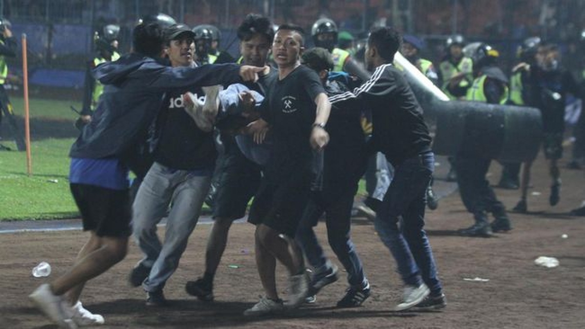 Vụ bạo loạn ở giải VĐQG Indonesia: 127người thiệt mạng, trong đó có 2 cảnh sát - Ảnh 1.