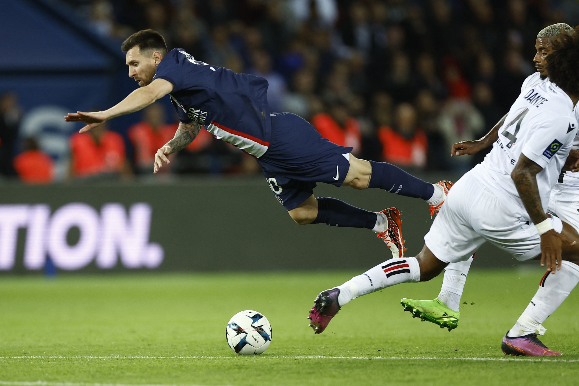 Messi sút phạt thần sầu giúp PSG lấy lại ngôi đầu bảng - Ảnh 2.