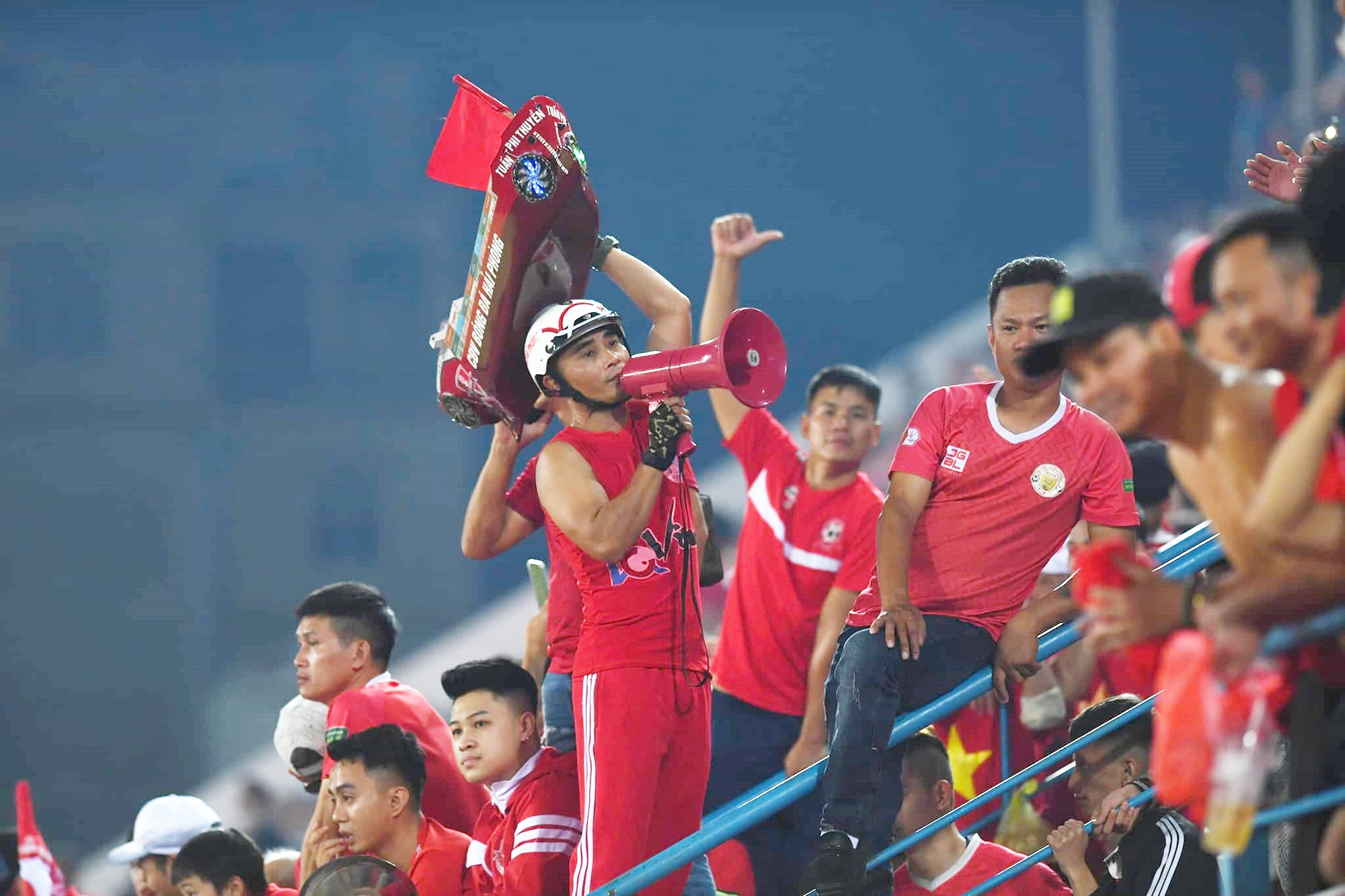 Cầu thủ Hải Phòng hòa ca cùng CĐV sau trận thắng căng thẳng Hà Nội FC - Ảnh 6.