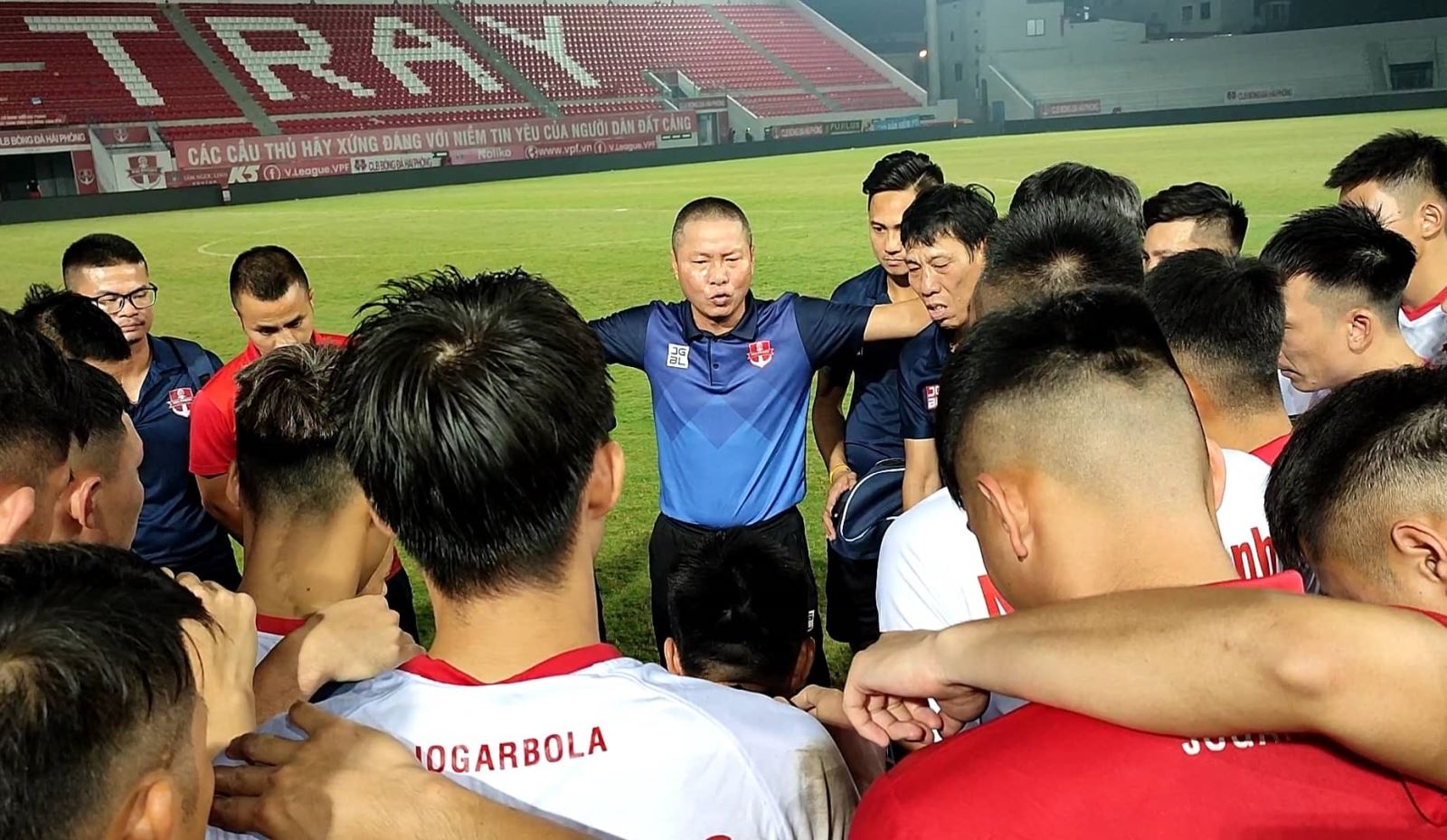 HLV Chu Đình Nghiêm động viên cầu thủ Hải Phòng FC: 'Tôi muốn các bạn luôn máu lửa như vậy' - Ảnh 1.