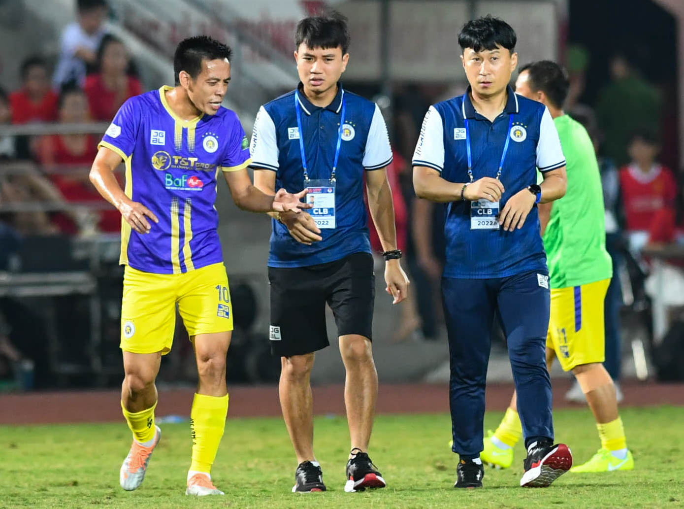 Cầu thủ Hà Nội căng thẳng, Văn Quyết trao đổi kỹ lưỡng với BHL sau khi bị Hải Phòng dẫn trước - Ảnh 3.