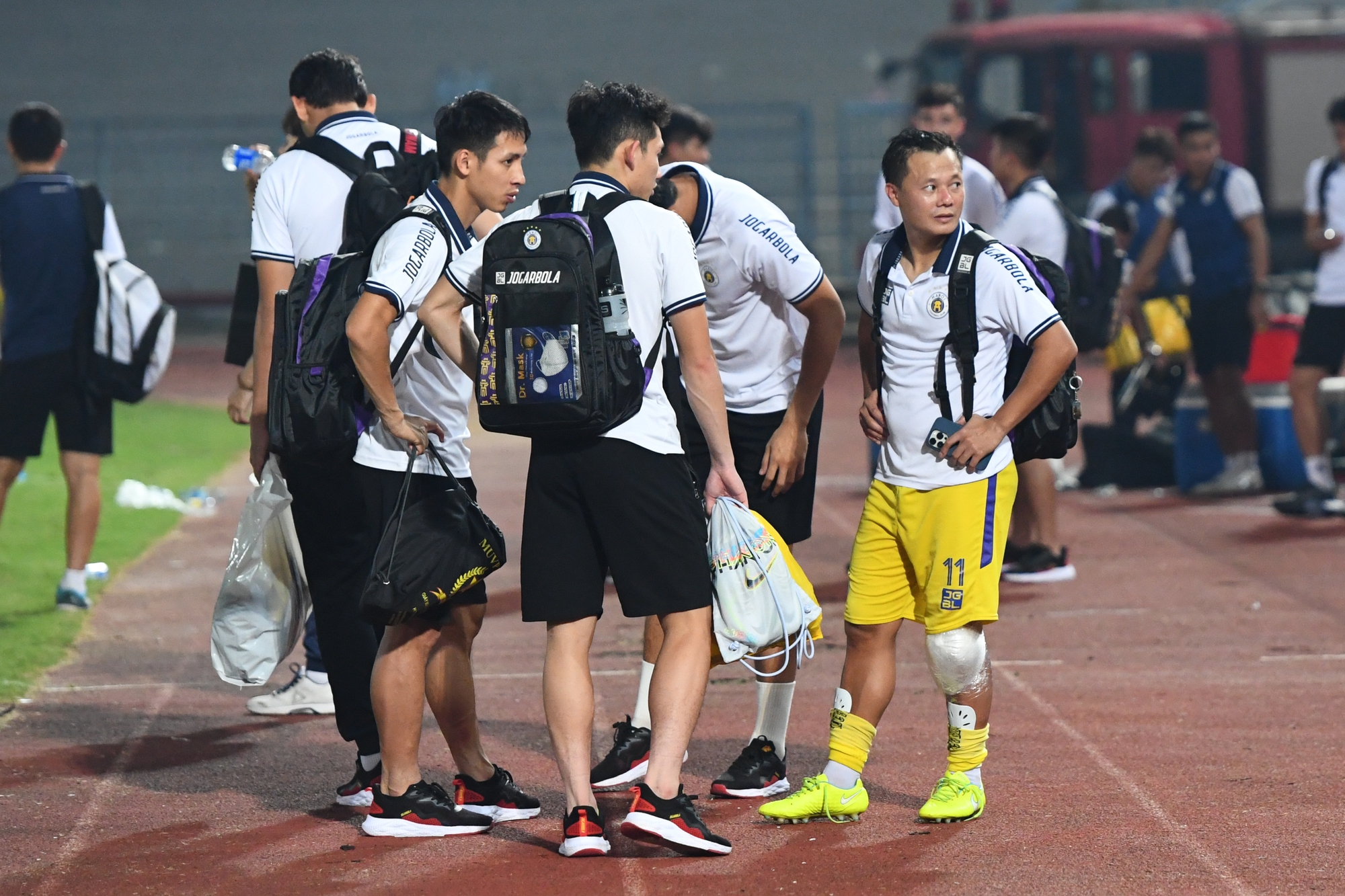 Cầu thủ Hải Phòng hòa ca cùng CĐV sau trận thắng căng thẳng Hà Nội FC - Ảnh 11.