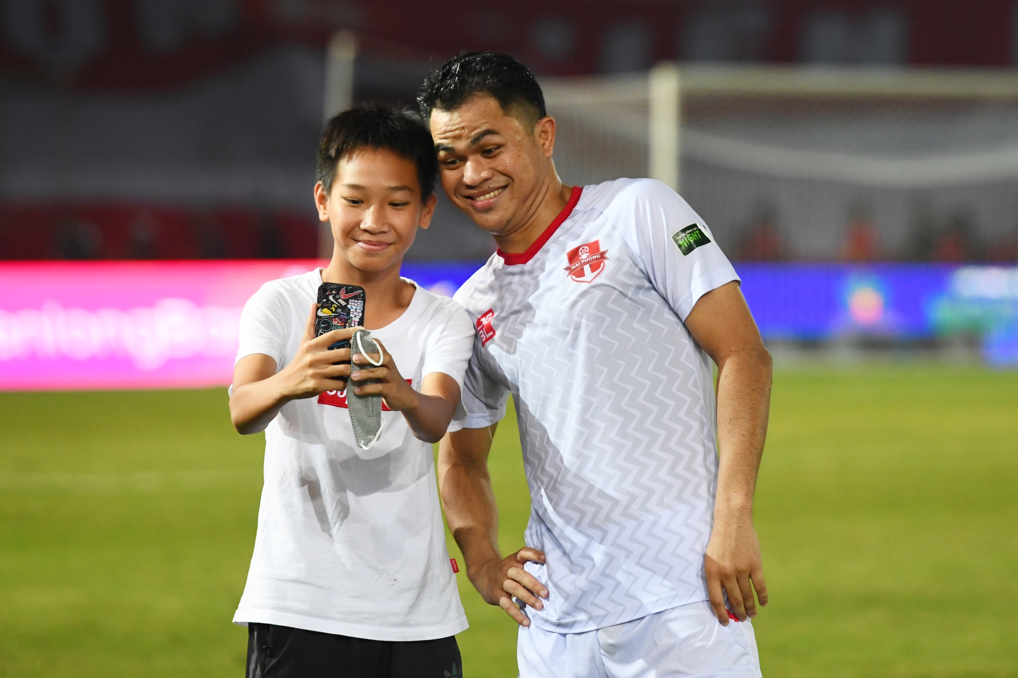Cầu thủ Hải Phòng hòa ca cùng CĐV sau trận thắng căng thẳng Hà Nội FC - Ảnh 10.