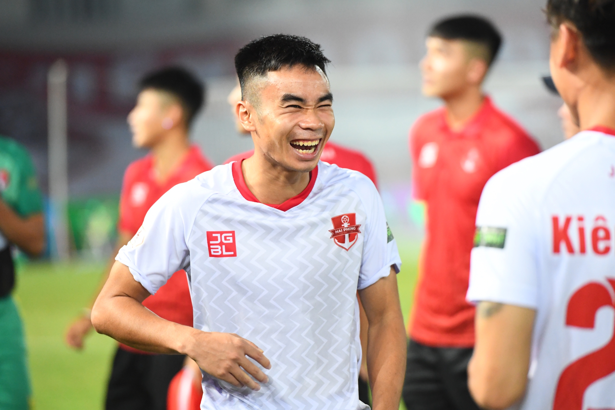 Cầu thủ Hải Phòng hòa ca cùng CĐV sau trận thắng căng thẳng Hà Nội FC - Ảnh 9.