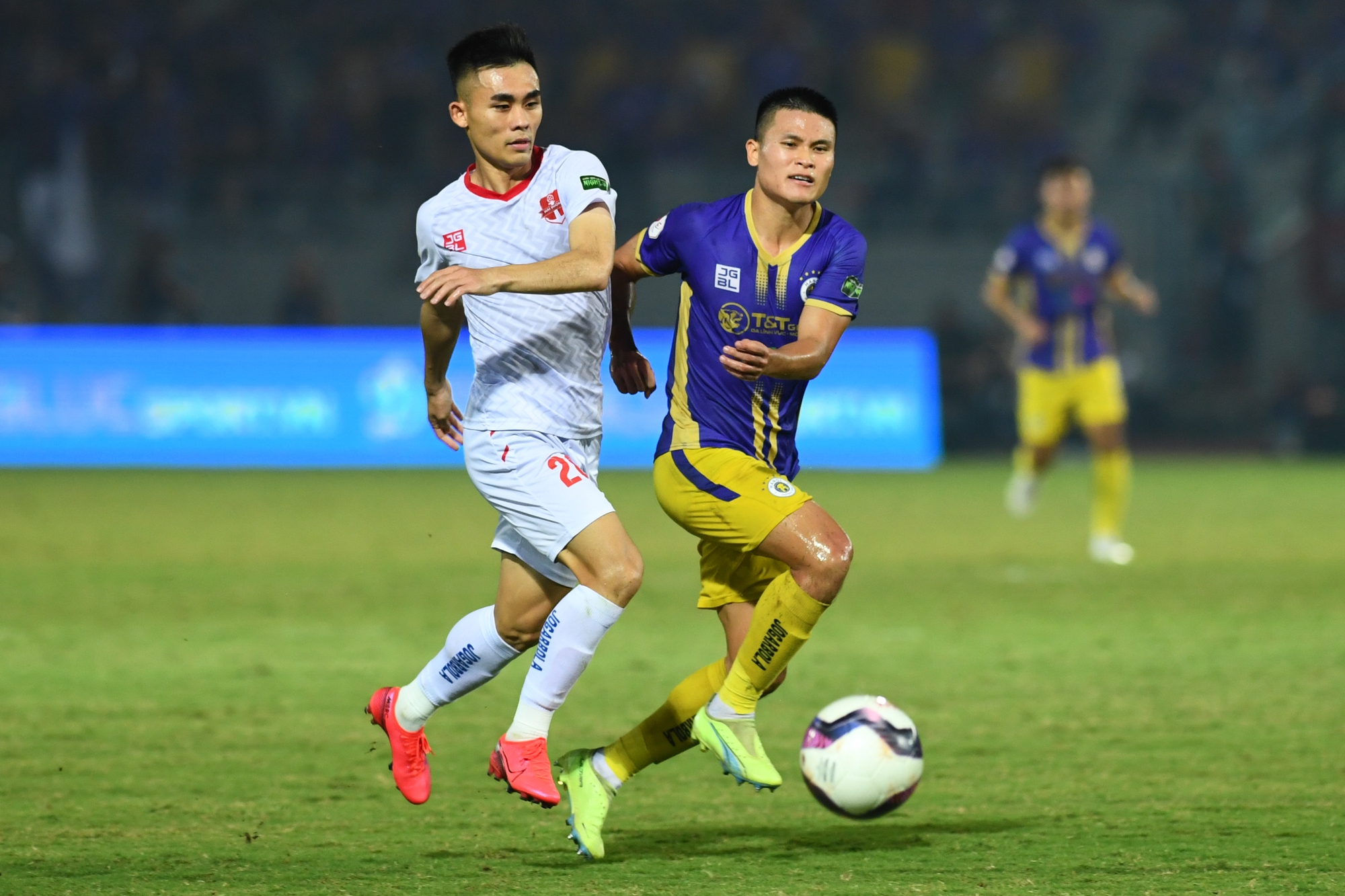 Cầu thủ Hải Phòng hòa ca cùng CĐV sau trận thắng căng thẳng Hà Nội FC - Ảnh 1.