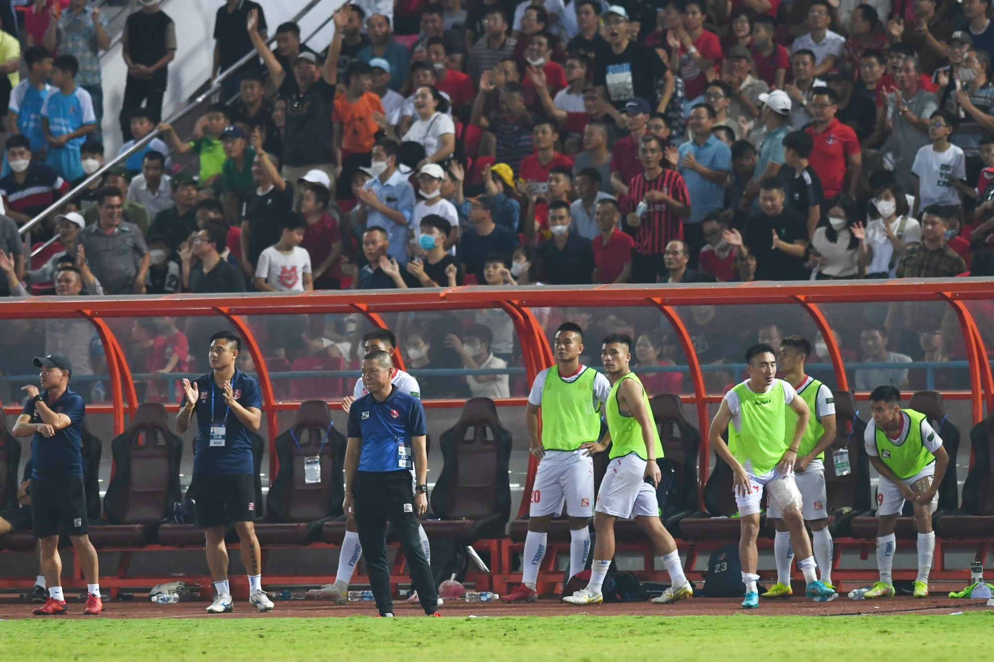 Cầu thủ Hải Phòng hòa ca cùng CĐV sau trận thắng căng thẳng Hà Nội FC - Ảnh 3.