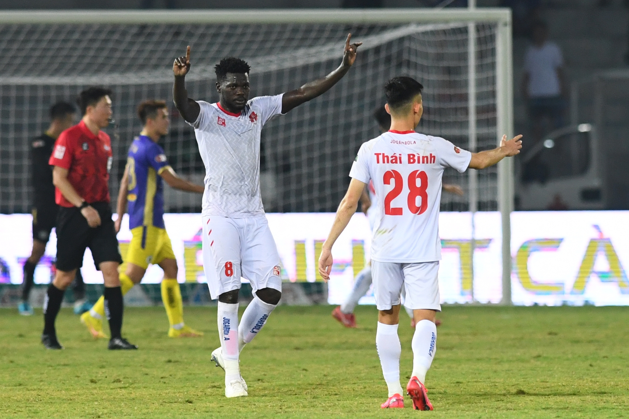 Cầu thủ Hải Phòng hòa ca cùng CĐV sau trận thắng căng thẳng Hà Nội FC - Ảnh 4.
