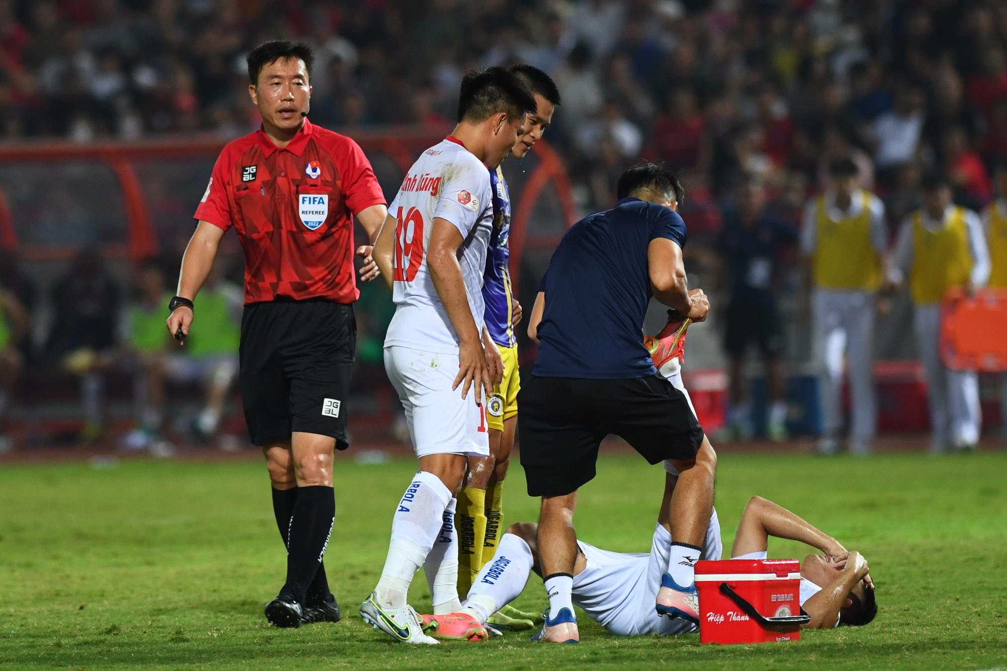 Trọng tài Hàn Quốc sốt ruột với cách 'giảm nhịp độ trận đấu' của đội ngũ y tế sân Lạch Tray - Ảnh 7.