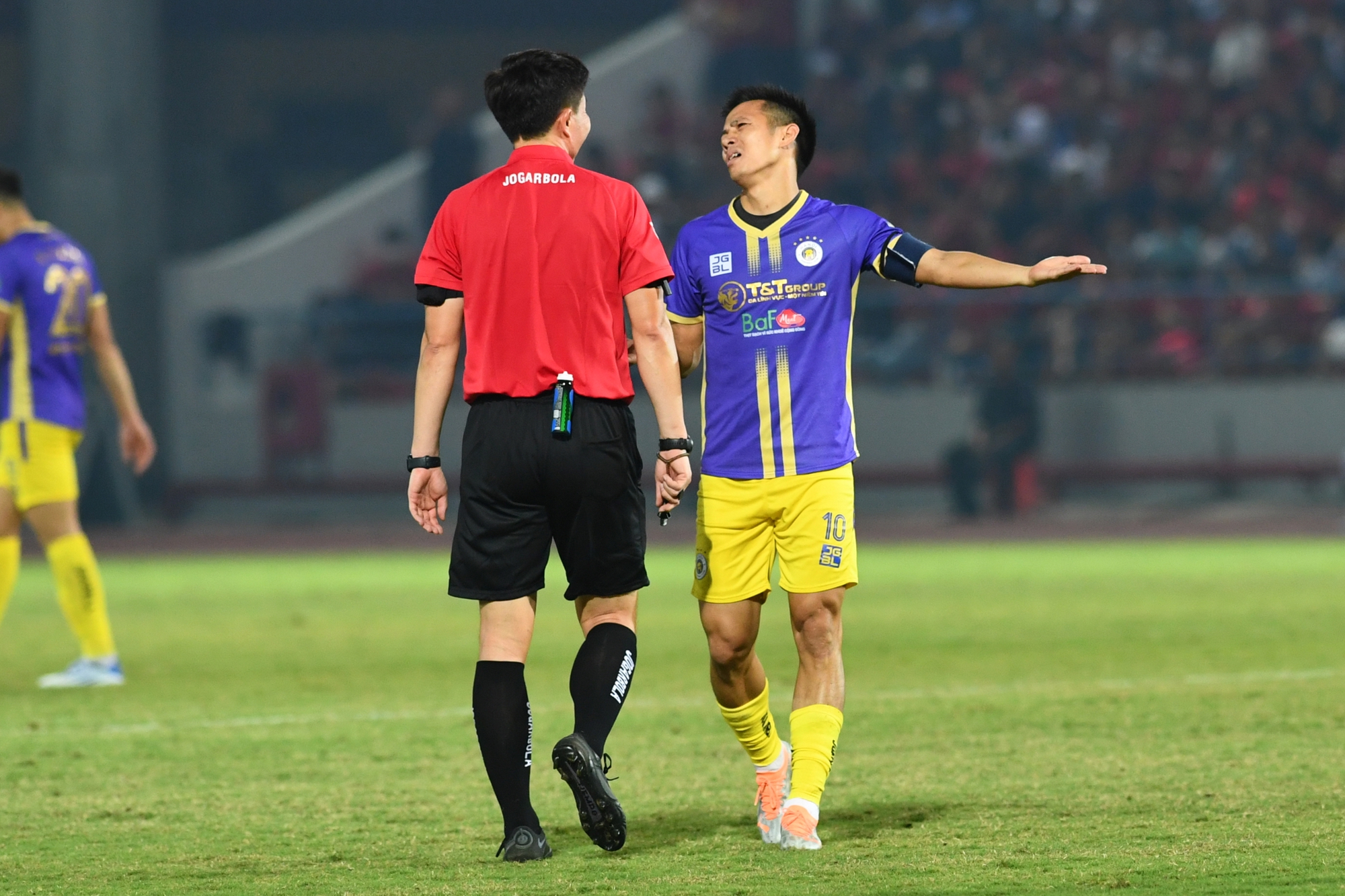 Trọng tài Hàn Quốc sốt ruột với cách 'giảm nhịp độ trận đấu' của đội ngũ y tế sân Lạch Tray - Ảnh 9.