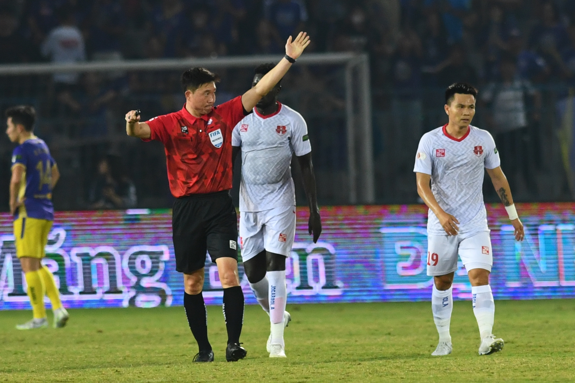 Trọng tài Hàn Quốc sốt ruột với cách 'giảm nhịp độ trận đấu' của đội ngũ y tế sân Lạch Tray - Ảnh 4.
