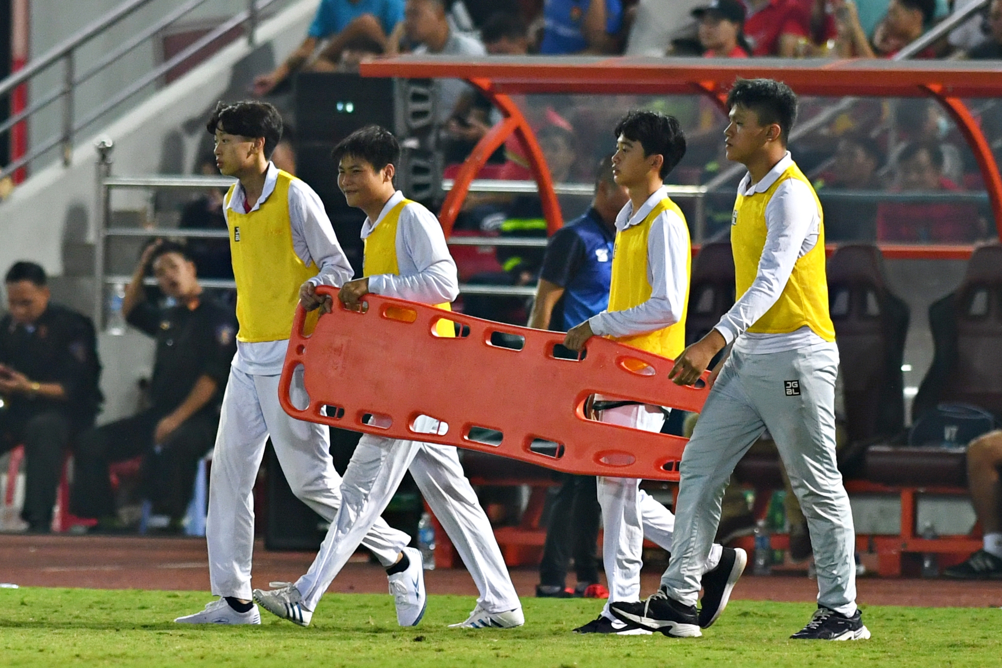 Trọng tài Hàn Quốc sốt ruột với cách 'giảm nhịp độ trận đấu' của đội ngũ y tế sân Lạch Tray - Ảnh 5.